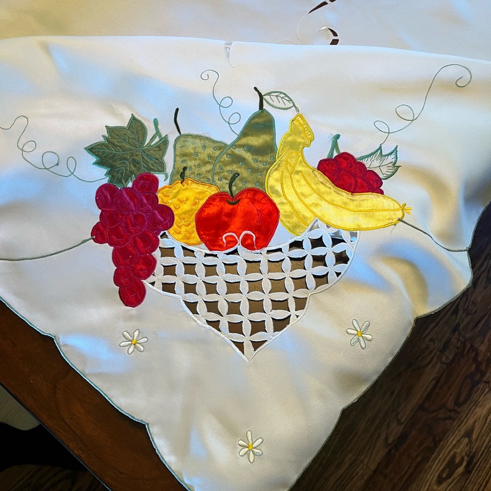 Rectangle tablecloth and 8 matching napkins